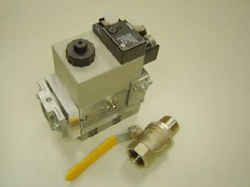 Gasregelstrecke der Marke Remeha, bestehend aus einem elektrisch gesteuerten Ventil und einem Anschlussstück. Geeignet für Gasregelung in Heizsystemen.